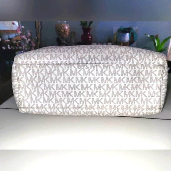 Michael Kors Jet Set Vanilla Shoulder Bag in Very Good Pre-loved Condition! - Picture 3 of 7